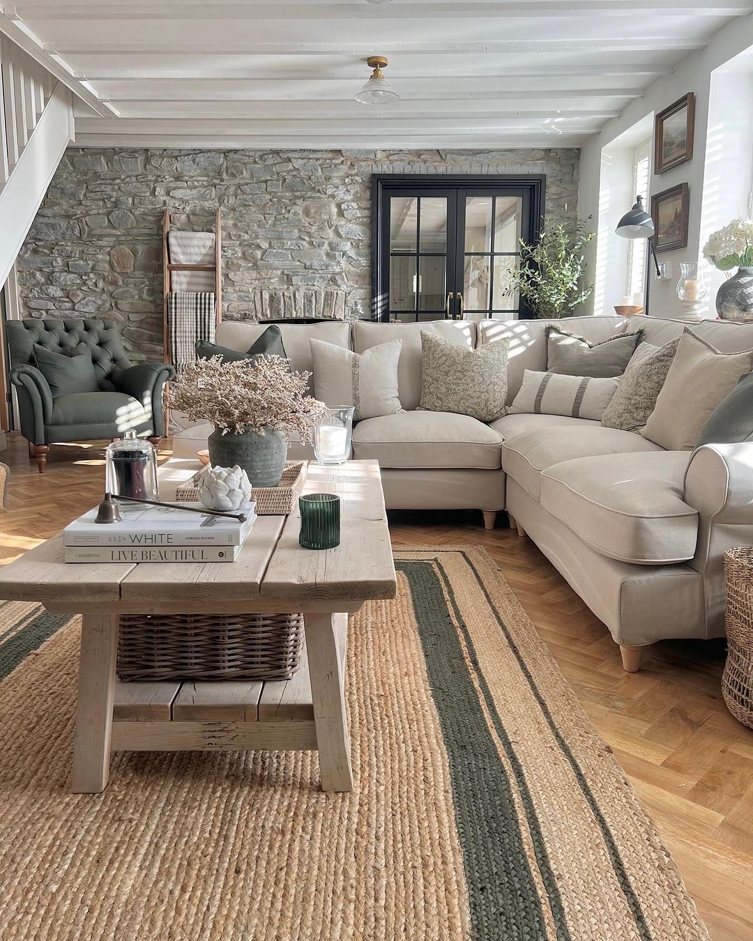 quelle couleur de tapis avec un canapé gris