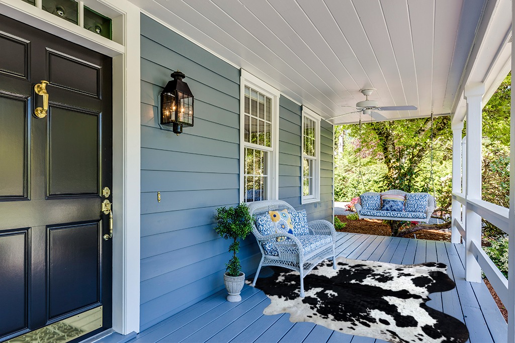 bonanza leathers Genuine Cowhide Rug Black and White Size S/L/XL 5X6/6X7/7X8 FT (L) in Light Blue Patio