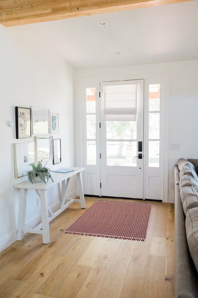 SAFAVIEH Montauk Collection Accent Rug - 3' x 5', Ivory & Red, Handmade Flat Weave Boho Farmhouse Cotton Tassel Fringe, Ideal for High Traffic Areas in Entryway, Living Room, Bedroom (MTK340C) in White Scandinavian Entryway