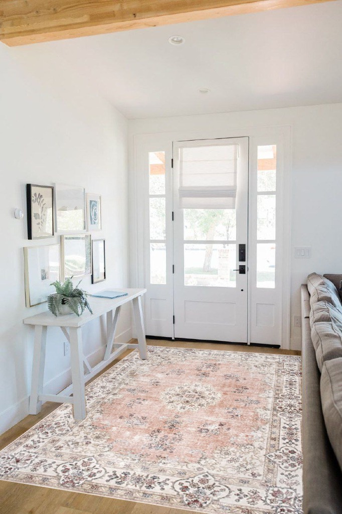 Vintage Floral Machine Washable Area Rug in White Scandinavian Entryway