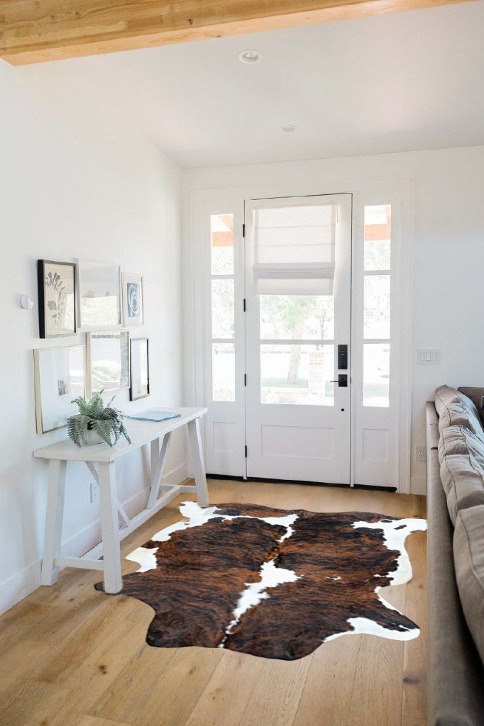 bonanza leathers Genuine Cowhide Rug Tricolor Brindle Size S/L/XL 5X6/6X7/7X8 FT (7X8) in White Scandinavian Entryway
