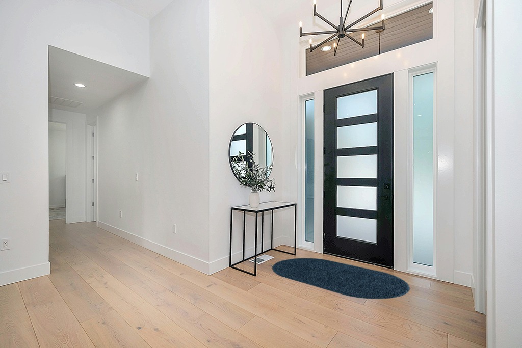 Everyday Shag Rug 3'x5' Oval in Modern White Entryway