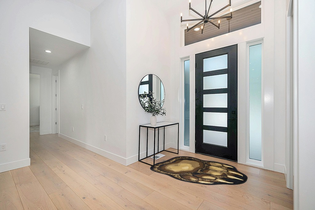 Bear Claw Rustic Lodge Paw Area Rug 3'8 W X 4'10 L in Modern White Entryway