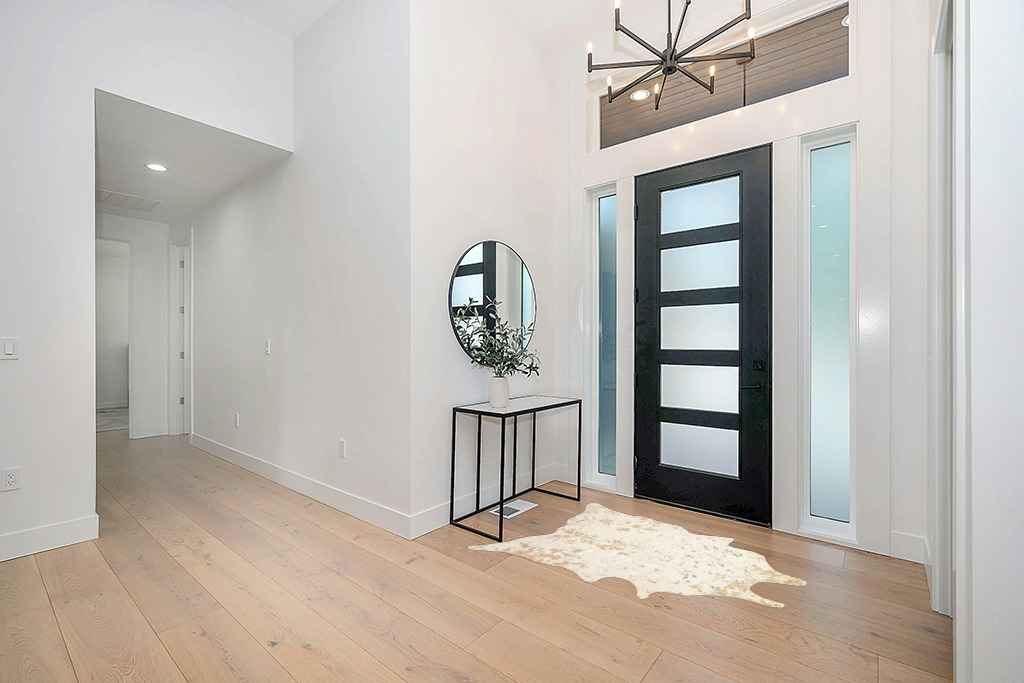 NuLOOM Iraida Contemporary Faux Cowhide Area Rug, 3' 10" x 5', Off-white in Modern White Entryway