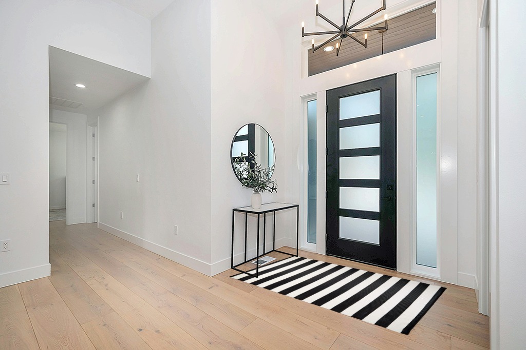 DII Outdoor Rug Collection Reversible Woven Polypropylene Plastic Straw Mat, 4x6-Feet, Black & White in Modern White Entryway