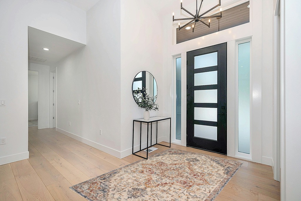 Loloi II Sorrento Collection SOR-05 Ivory/Fiesta 5'-3" x 7'-6" Area Rug in Modern White Entryway