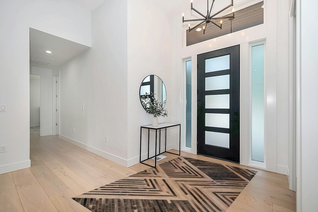 nuLOOM Elaine Handmade Leather Cowhide Geometric Area Rug, 5x8, Grey in Modern White Entryway