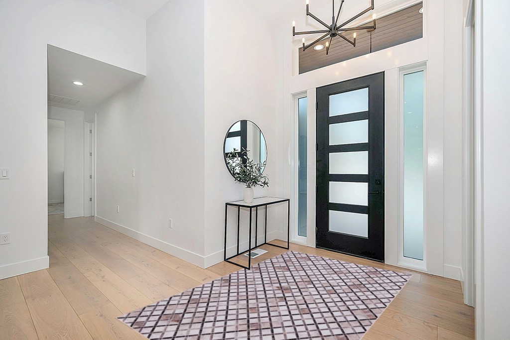 Safavieh Faux Hide Collection Area Rug - 5' x 8', Beige & Brown, Rustic Modern Glam Design, Non-Shedding & Easy Care, Machine Washable Ideal for High Traffic Areas in Living Room, Bedroom (FAH545A) in Modern White Entryway