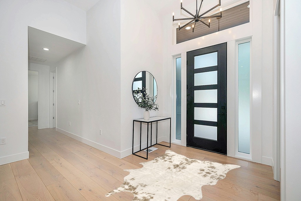 nuLOOM Marcia Machine Washable Faux Cowhide Area Rug, 5' x 6' 7", Off-White in Modern White Entryway
