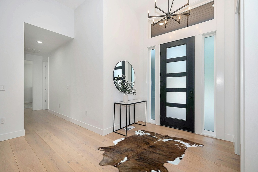 bonanza leathers Genuine Cowhide Rug Classic Tricolor Size S/L/XL 5X6/6X7/7X8 FT (L) in Modern White Entryway