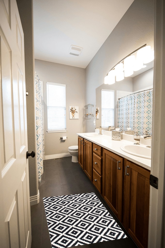 nuLOOM 200MTVS174A-203 Wool Rug in Wooden and Grey Bathroom