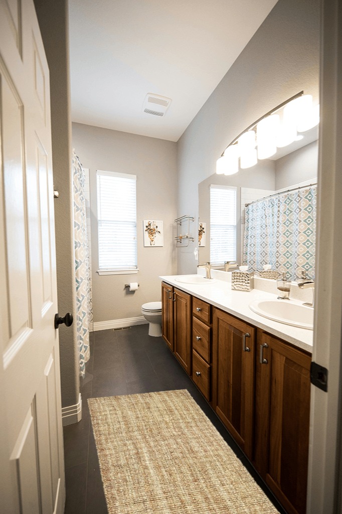 Natural Contemporary Reversible Living Room Area Rug in Wooden and Grey Bathroom