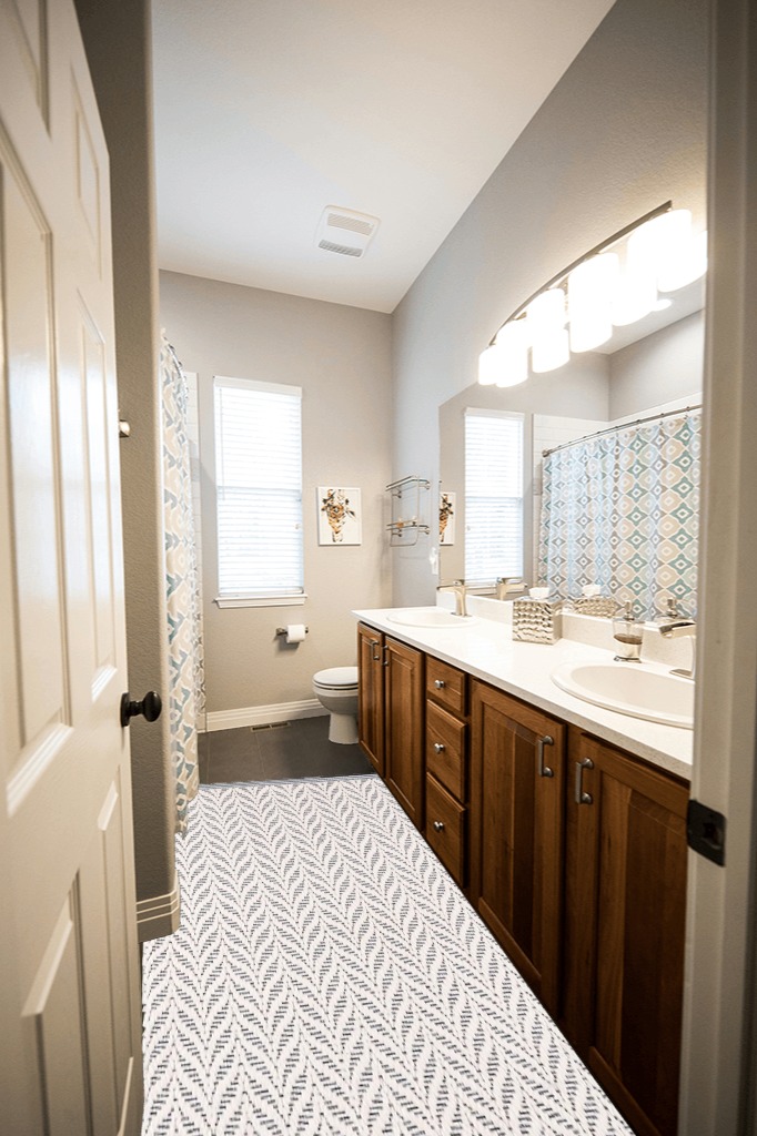 Dash and Albert Kingsley Handwoven Indoor/Outdoor Rug, Runner-2.5 X 8 Feet, Ivory/Blue Geometric Pattern in Wooden and Grey Bathroom