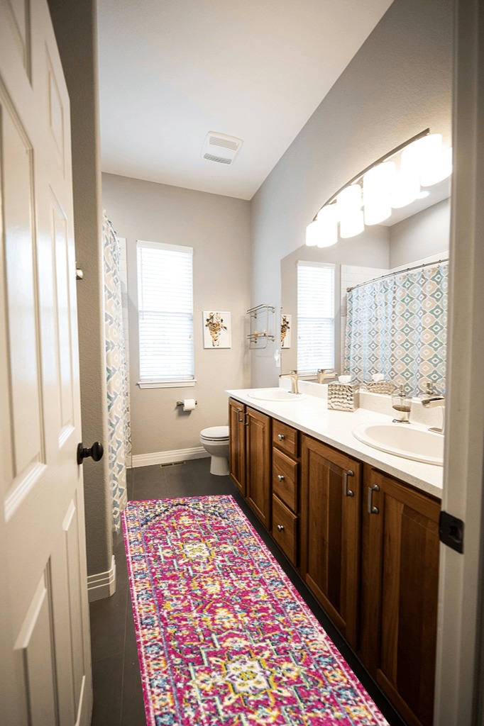 Brooklyn Geometric Medallion Bohemian Indoor Area-Rug in Wooden and Grey Bathroom