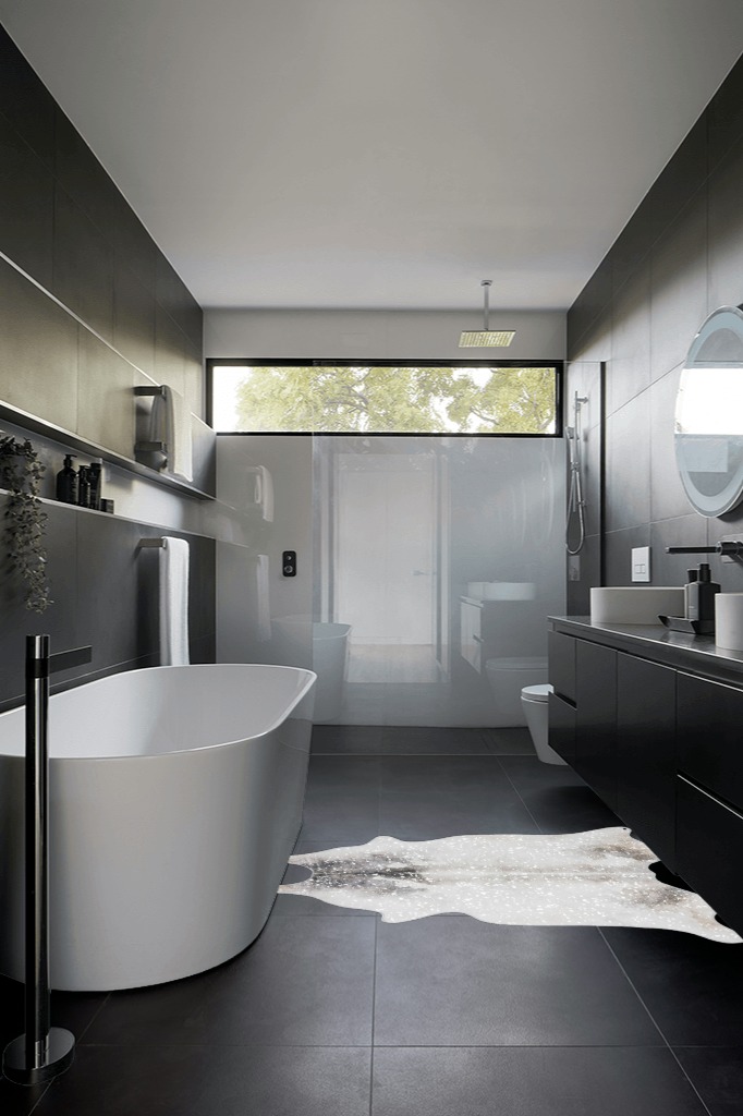 Loloi II Odessa Collection ODE-02 Silver/Grey 3'-10" x 5' Accent Rug in Black Modern Bathroom