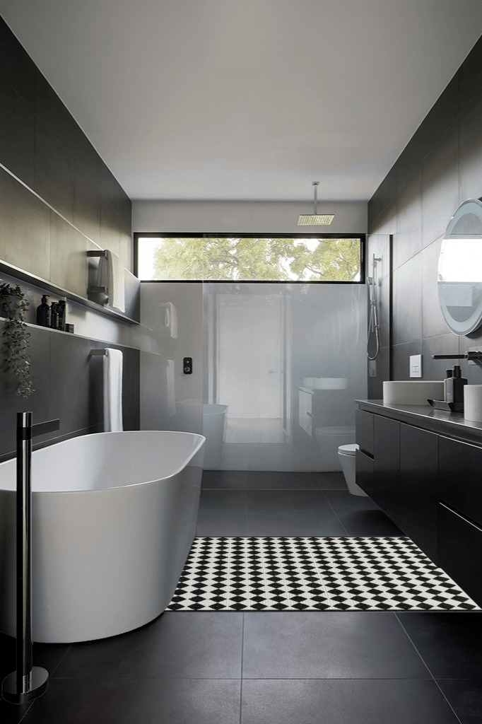 nuLOOM Myka Checkered Indoor/Outdoor Area Rug, 4x6, Black and White in Black Modern Bathroom