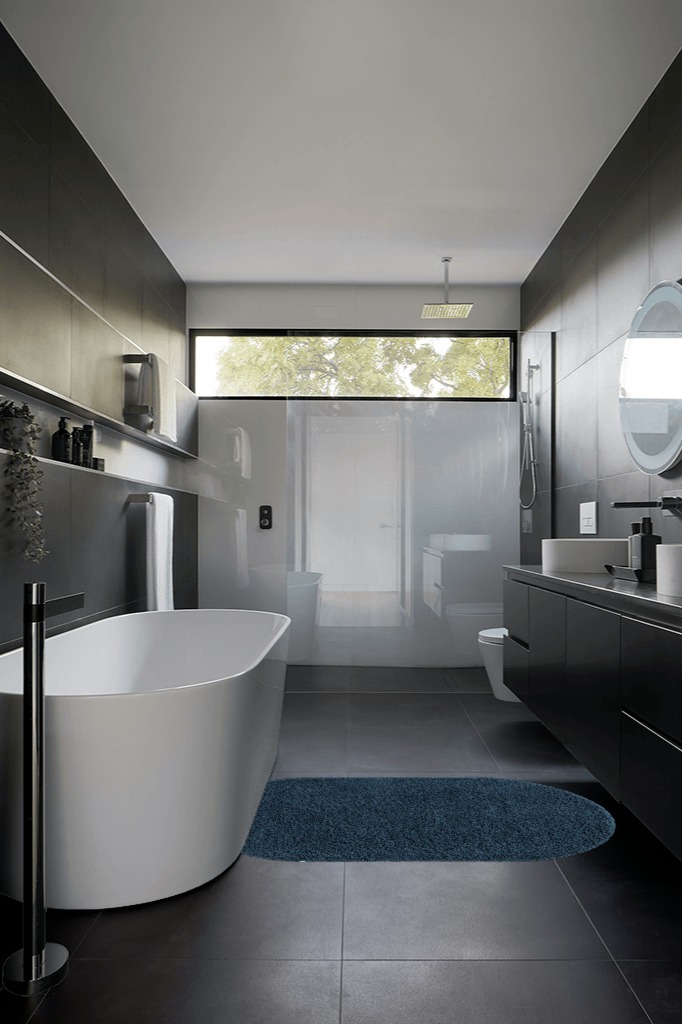 Everyday Shag Rug 3'x5' Oval in Black Modern Bathroom