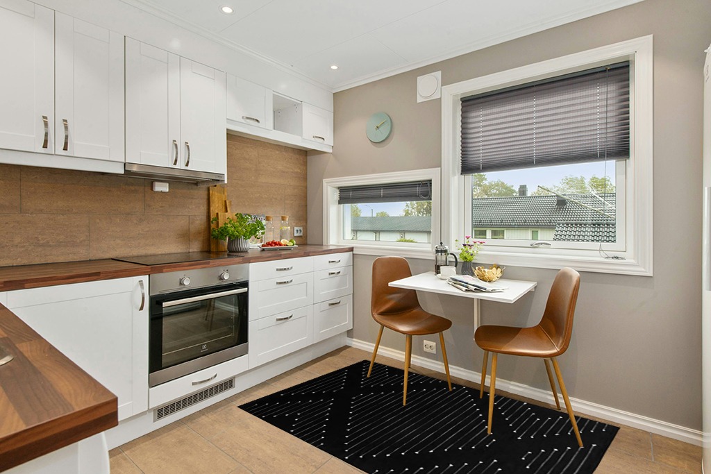 MitoVilla Black and White Rug in Wood and White Small Kitchen