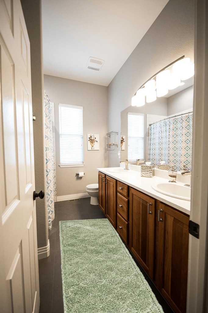 Unique Loom Trellis Shag Collection Plush Geometric Modern Moroccan Lattice Green Runner Rug in Wooden and Grey Bathroom
