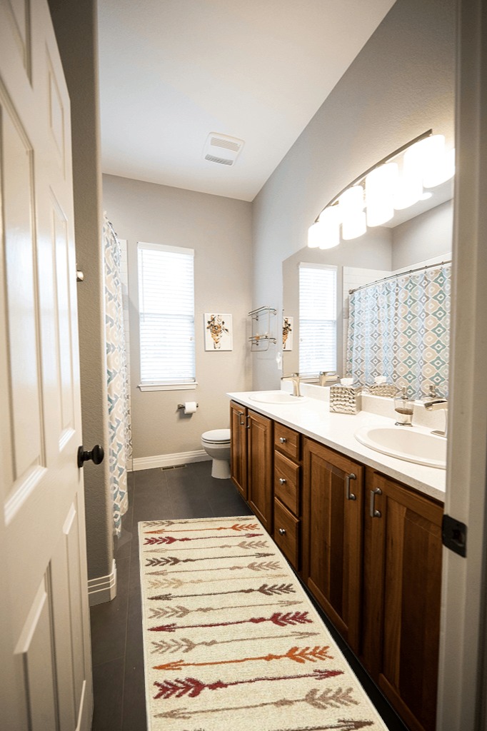 Unique Loom Autumn Arrow Area Rug - 2' x 6' Runner - Beige in Wooden and Grey Bathroom