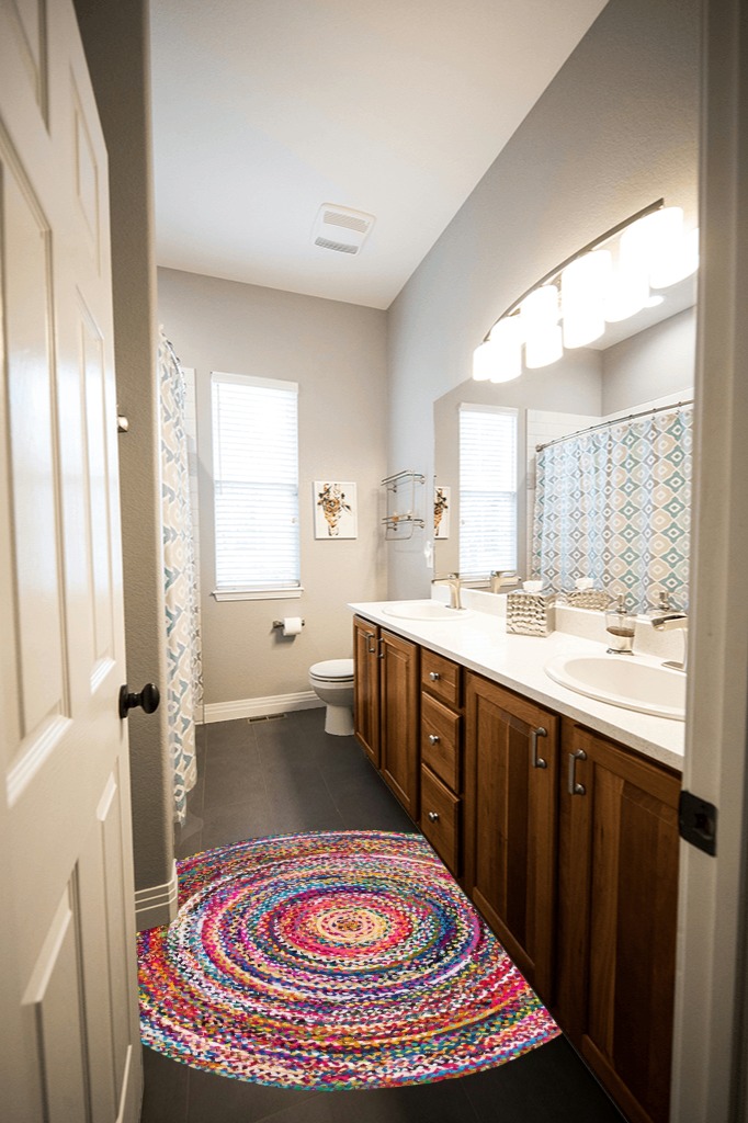 nuLOOM Tammara Bohemian Hand Braided Accent Rug, 4' Round, Multi in Wooden and Grey Bathroom