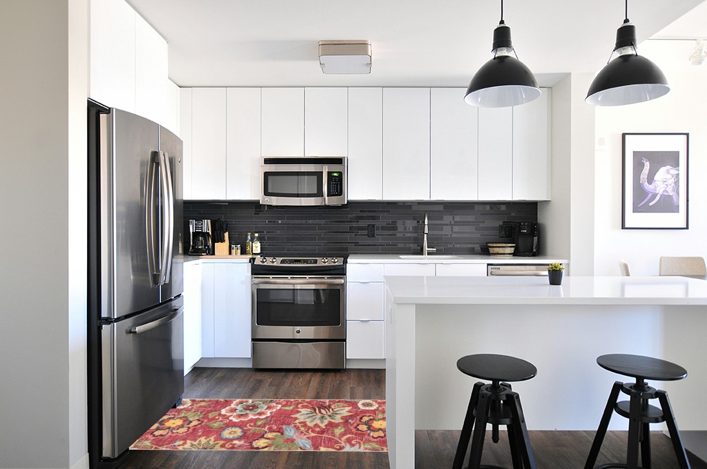 Beeiva Floral Washable Kitchen Runner Rugs, 2x8 Red Modern Hallway Runner Rugs with Rubber Backing, Kitchen Runner Rugs Non Skid Washable Runner Rug Long Rug for Bathoom Entryway in White and Black Modern Kitchen