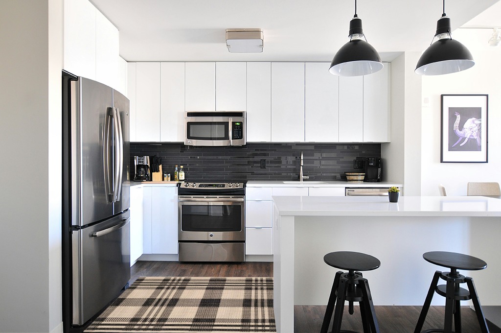 Safavieh Courtyard Collection CY6201 Plaid Indoor/ Outdoor Non-Shedding Stain Resistant Patio Backyard Area Rug, 2'7" x 5', Black / Bone in White and Black Modern Kitchen