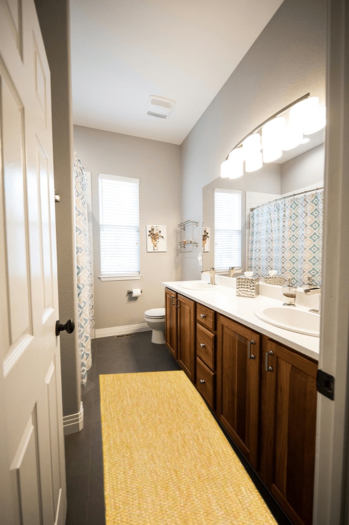 Unique Loom Collection Casual Transitional Solid Heathered Indoor/Outdoor Flatweave Area Rug (2' x 6' 1" Runner, Corn Harvest Yellow) in Wooden and Grey Bathroom
