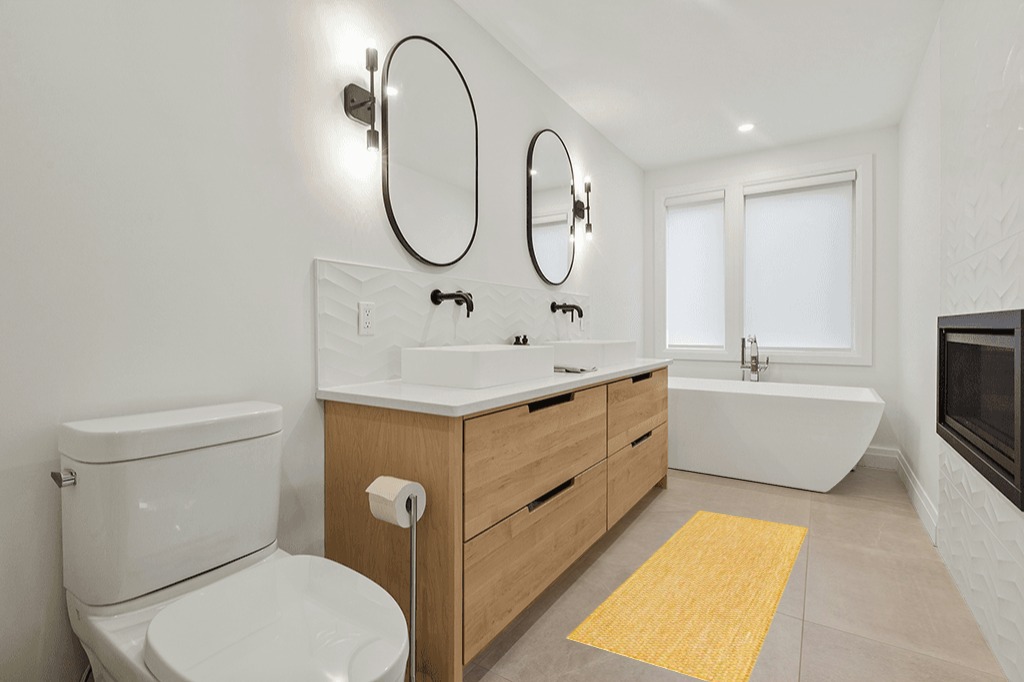 Unique Loom Collection Casual Transitional Solid Heathered Indoor/Outdoor Flatweave Area Rug (2' x 6' 1" Runner, Corn Harvest Yellow) in Scandinavian Neutral bathroom