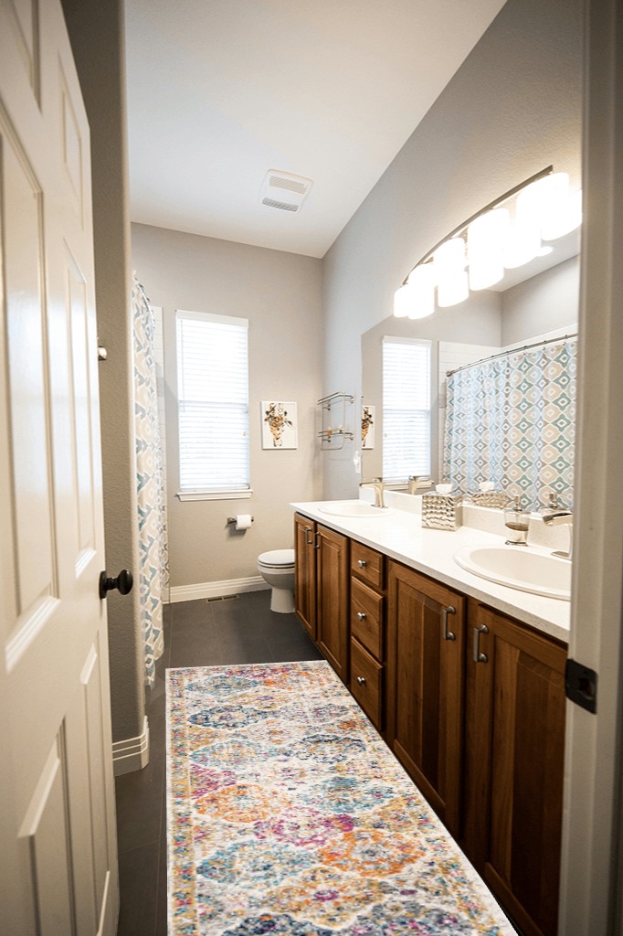 Cream/Multi Rug Non shedding, Stain Resistant, Pet friendly Living Room Runner in Wooden and Grey Bathroom