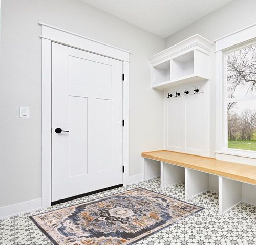 L'Baiet Lara Blue Oriental 4 ft. x 6 ft. Area Rug in White Modern Entryway