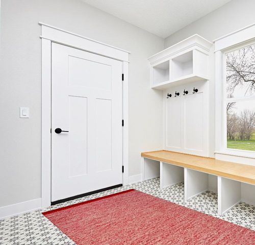 SAFAVIEH Montauk Collection Area Rug - 5' x 8', Red, Handmade Tassel Cotton, Ideal for High Traffic Areas in Living Room, Bedroom (MTK610N) in White Modern Entryway