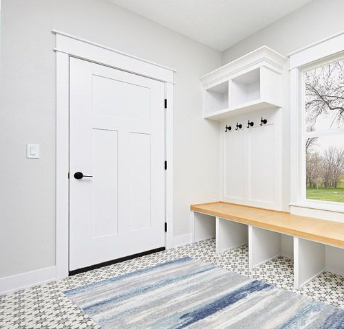 LUXE WEAVERS Tower Hill Abstract Blue 5x7 Area Rug in White Modern Entryway