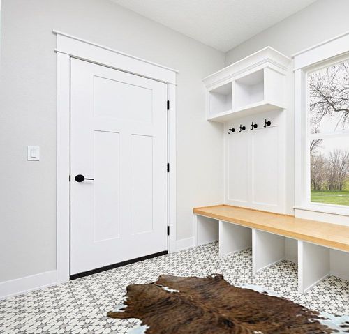 bonanza leathers Genuine Cowhide Rug Classic Tricolor Size S/L/XL 5X6/6X7/7X8 FT (L) in White Modern Entryway