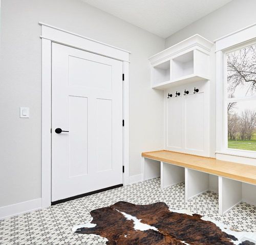 bonanza leathers Genuine Cowhide Rug Tricolor Brindle Size S/L/XL 5X6/6X7/7X8 FT (7X8) in White Modern Entryway
