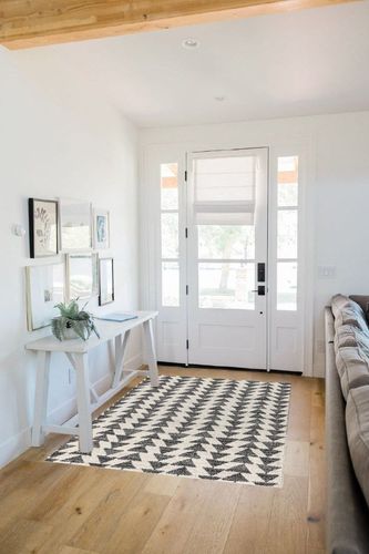 JONATHAN Y MOH206A-4 Aisha Moroccan Triangle Geometric Indoor Farmhouse Area-Rug Bohemian Minimalistic Easy-Cleaning Bedroom Kitchen Living Room Non Shedding, 4 X 6, Cream,Black in White Scandinavian Entryway