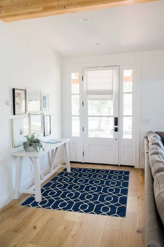 Marilyn Monroe Glam Collection Area Rug - Trellis (4' 1' x 6' 1' Rectangle, Navy Blue Gold/ Gold) in White Scandinavian Entryway
