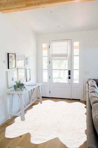 SAFAVIEH Sheep Skin Collection Area Rug - 5' x 8', Natural & White, Handmade Rustic Glam Genuine Pelt, 3.4-inch Thick Ideal for High Traffic Areas in Living Room, Bedroom (SHS211A) in White Scandinavian Entryway