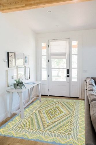 SAFAVIEH Four Seasons Collection 5' x 8' Blue / Yellow FRS490H Hand-Hooked Area Rug in White Scandinavian Entryway