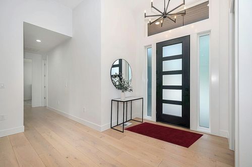 Haze Solid Low-Pile Indoor Area-Rug in Modern White Entryway