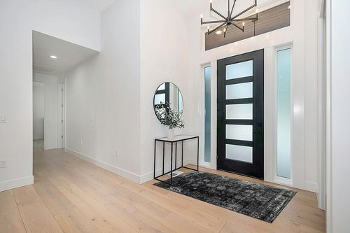 Unique Loom Sofia Collection Area Rug - Casino (4' 1" x 6' 1" Rectangle, Black/ Ivory) in Modern White Entryway