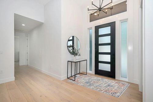 nuLOOM Sawyer Vintage Transitional Area Rug, 4' x 6', Multi in Modern White Entryway
