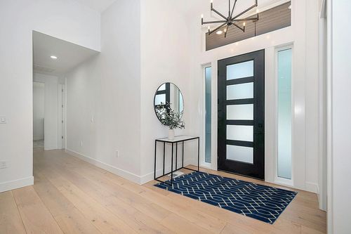 Marilyn Monroe Glam Collection Area Rug - Trellis (4' 1' x 6' 1' Rectangle, Navy Blue Gold/ Gold) in Modern White Entryway