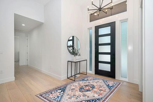 nuLOOM Nevaeh Machine Washable Bohemian Medallion Area Rug in Modern White Entryway