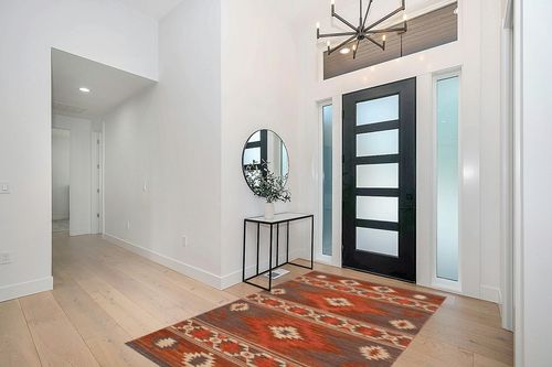 Safavieh Kilim Collection Area Rug - 5' x 8', Brown & Dark Grey, Handmade Tribal Southwestern Boho Rustic Wool, Ideal for High Traffic Areas in Living Room, Bedroom (KLM331T) in Modern White Entryway