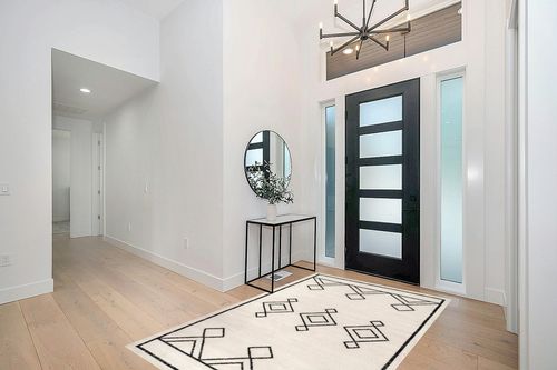 nuLOOM Saniyah Geometric Diamond Area Rug, 5x8, Beige in Modern White Entryway