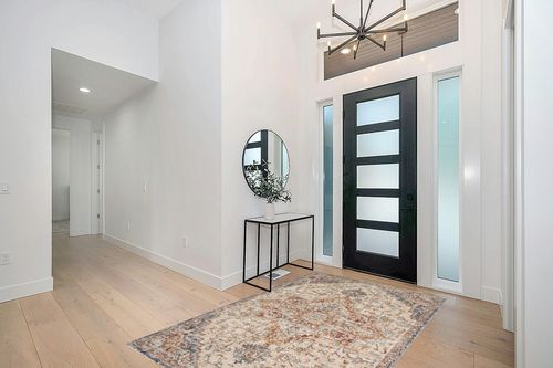 Loloi II Sorrento Collection SOR-05 Ivory/Fiesta 5'-3" x 7'-6" Area Rug in Modern White Entryway