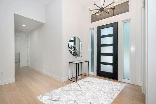 nuLOOM Chanda Modern Cowhide Area Rug, 5x8, Grey in Modern White Entryway