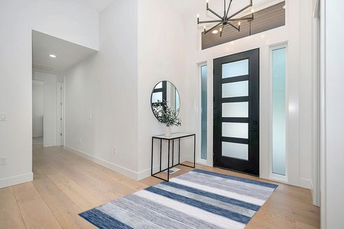 Safavieh Striped Kilim Collection Area Rug - 5' x 8', Grey & Blue, Flat Weave Cotton Design, Easy Care, Ideal for High Traffic Areas in Living Room, Bedroom (STK804M) in Modern White Entryway