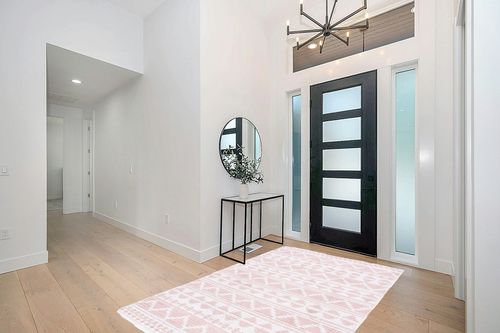 Safavieh Augustine Collection Area Rug - 5' x 7'7", Pink & Ivory, Moroccan Boho Rustic Fringe Design, Non-Shedding & Easy Care, Ideal for High Traffic Areas in Living Room, Bedroom (AGT847U) in Modern White Entryway